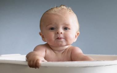 كيف تُحافظين على سلامة طفلكِ في الحمام؟